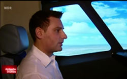Mirko Miesen im TV-Interview im Flugsimulator-Cockpit