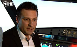 Mirko Miesen im TV-Interview im Flugsimulator-Cockpit